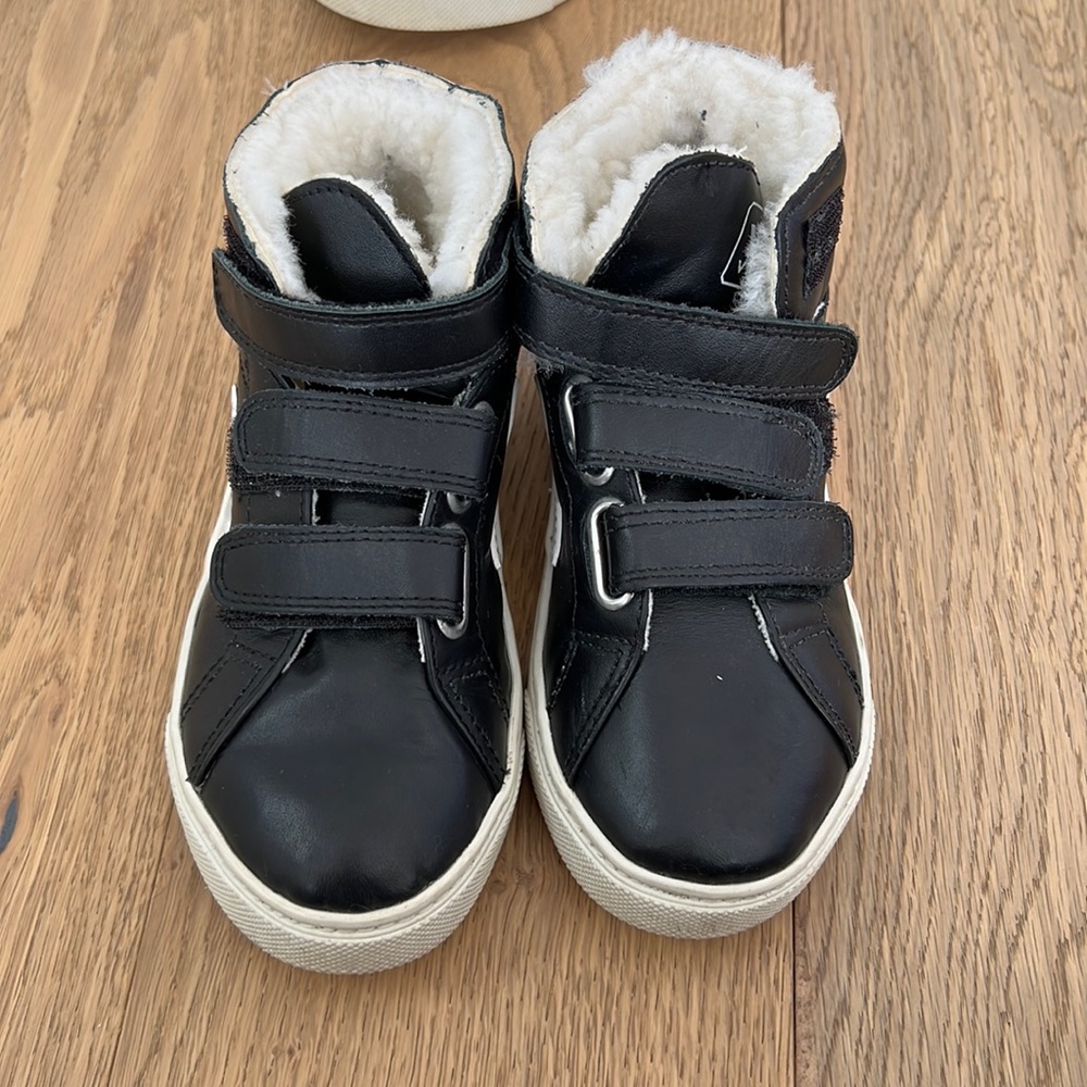 VEJA
Black Logo High-Top Trainers sheepskin